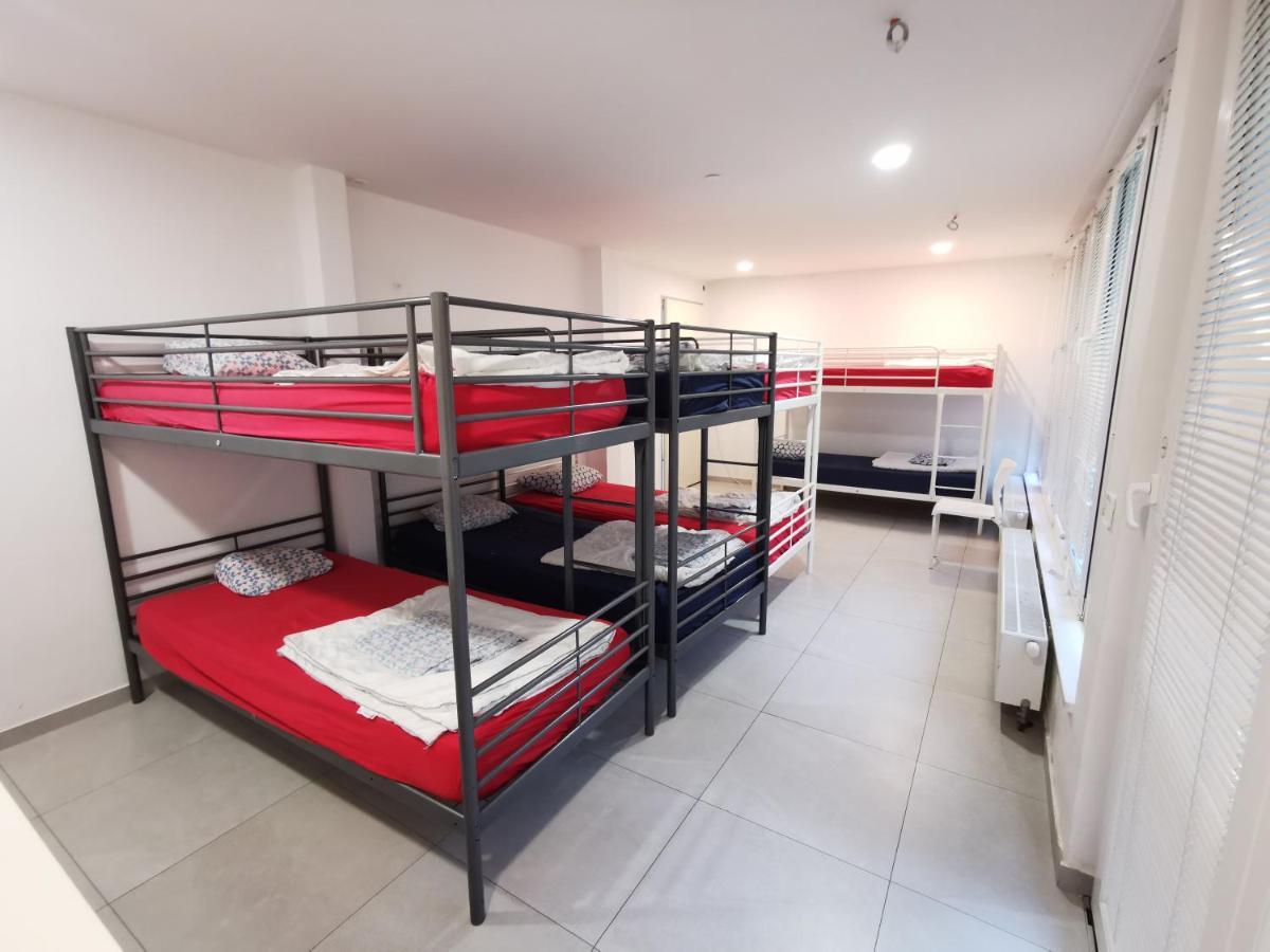 Single Bed in Mixed Dormitory Room