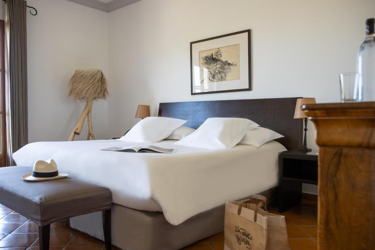 Two-Bedroom Suite and One Bathroom with Sea View