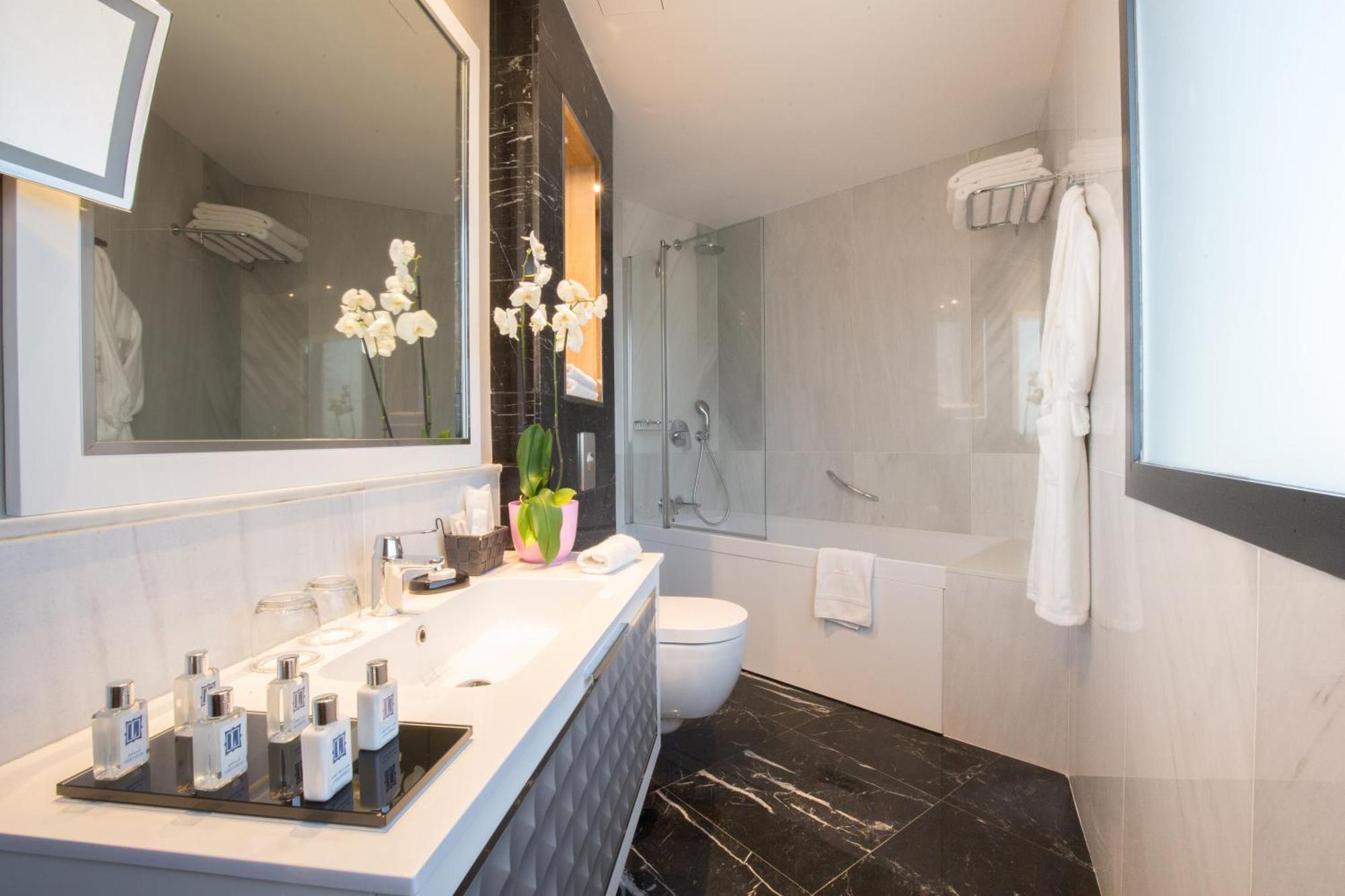 Superior Twin Room with City View