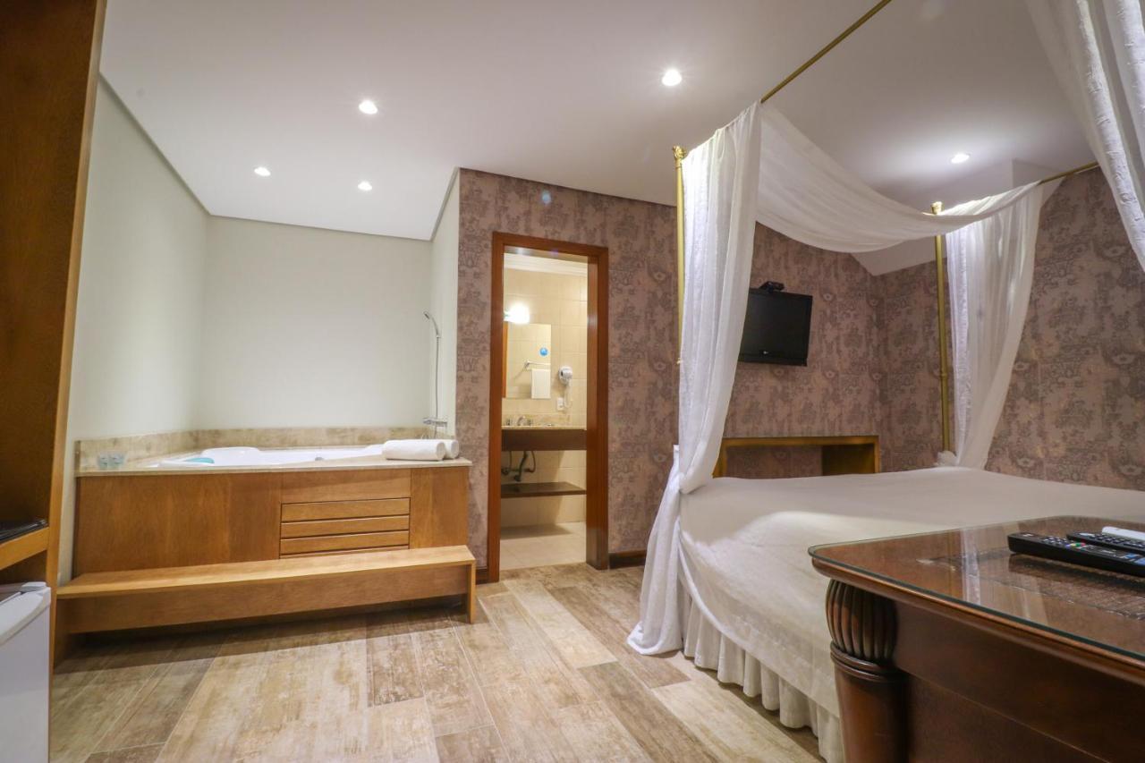 Deluxe Suite with Spa Bath