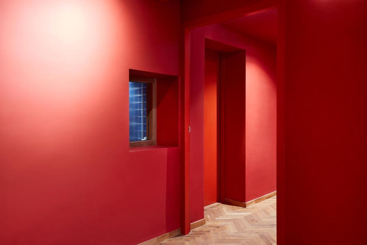 Red Canvas Room Small