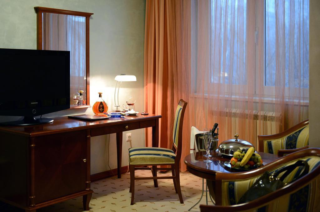Three-Bedroom Suite  with Free Parking