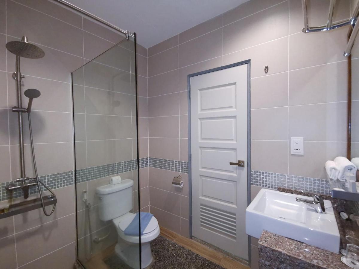 Queen Room with Hill View - Non-smoking