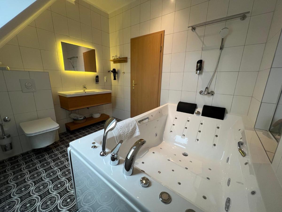 Double Room with Spa Bath and Lake View