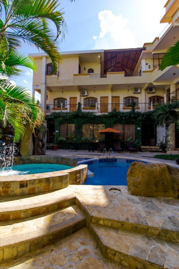 Apartment with Pool View