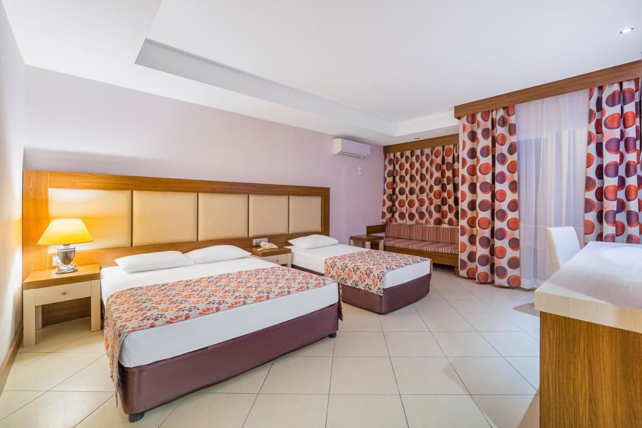 Family Room (3 Adults + 1 Child)