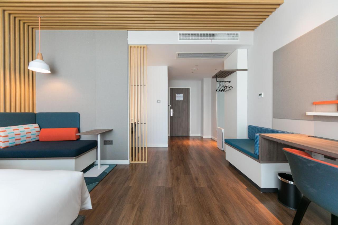 1 King Accessible Extra Floor Space
