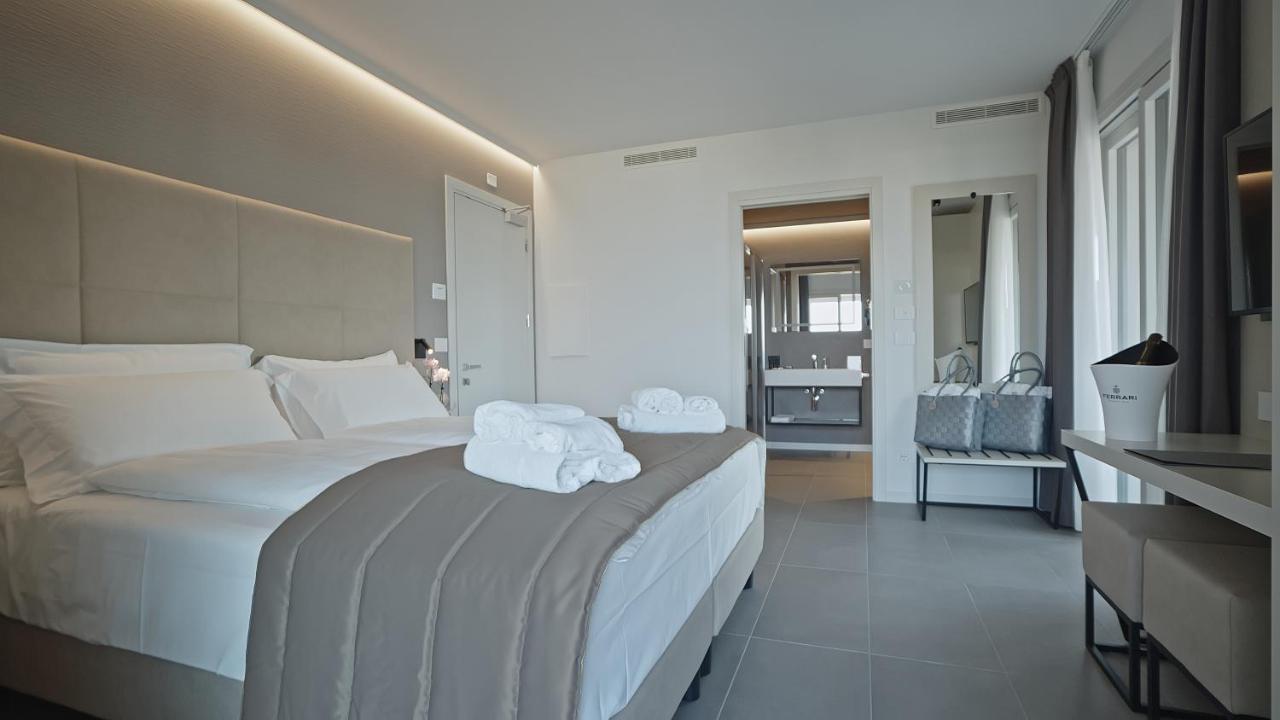 Suite with Lake View