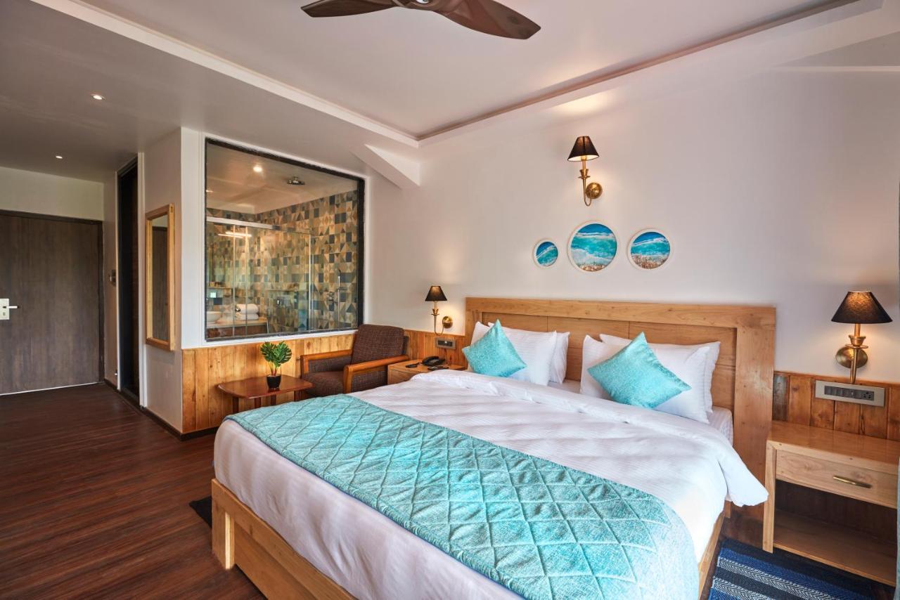 Deluxe Double Room with Side Sea View - 10% Discount on Food and Beverages at Sunshine restaurant -  Complimentary Hi-Tea with Cookies (5pm to 6 pm) - Happy Hours 1+1 (12:00 to 07:00pm)