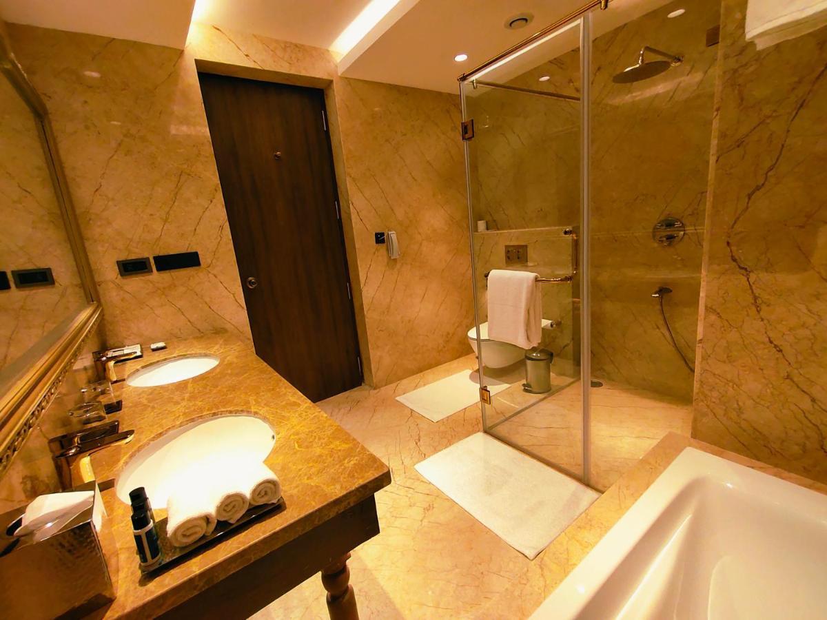 Deluxe King Pool Facing