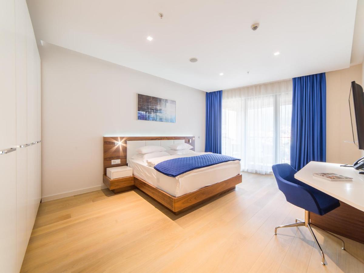 Deluxe Suite with Balcony