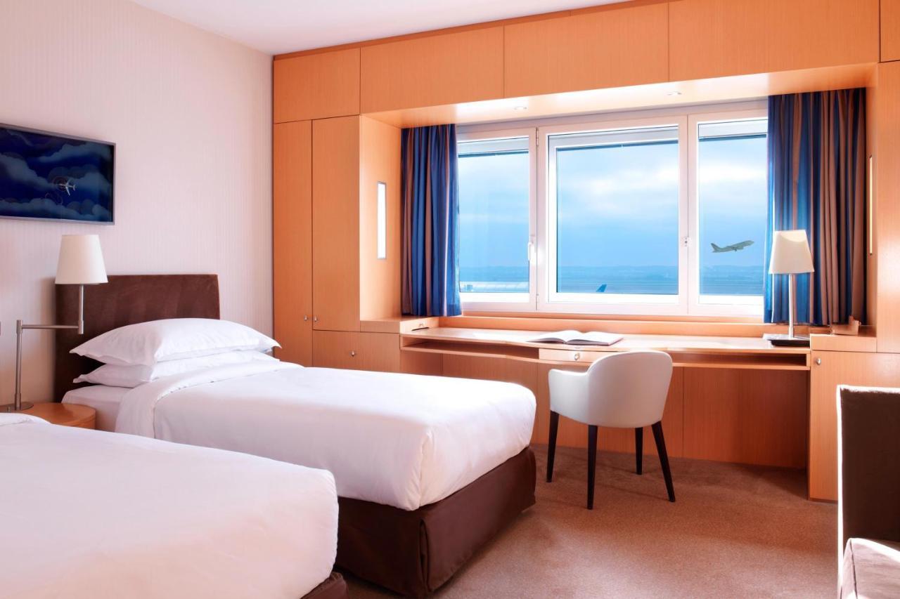 Club Twin Room with Executive Lounge Access
