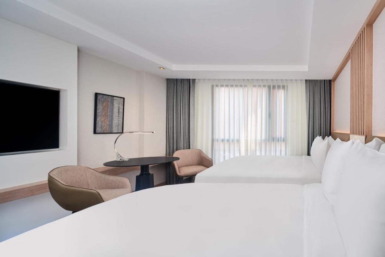 Premier Double Room with Two Double Beds and City View - Upper Floor