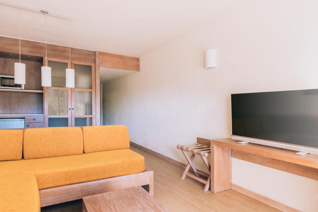Family Room with Garden View