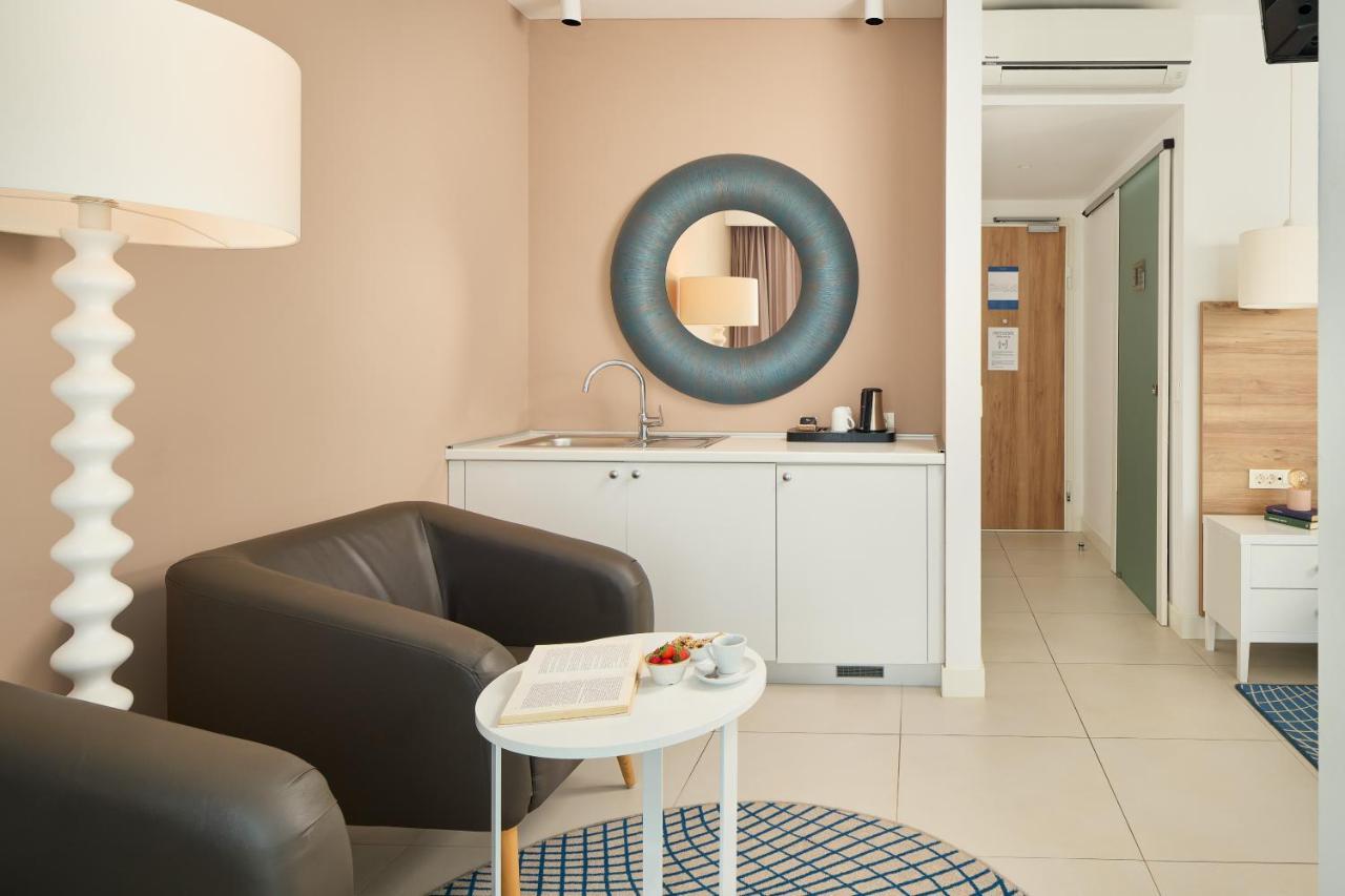 Junior Suite Swim Up with Sea View
