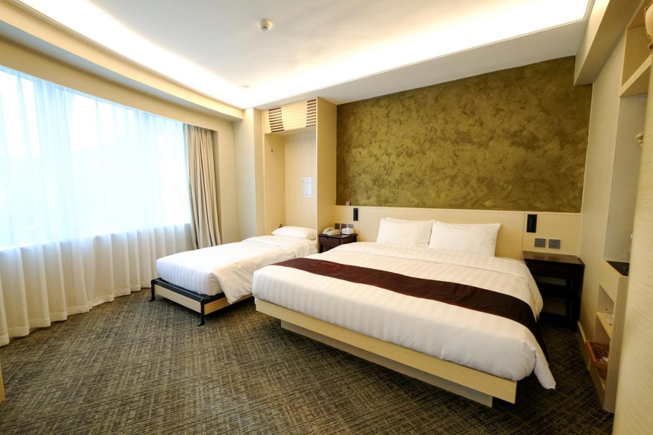 Premier Studio - King Bed with open area