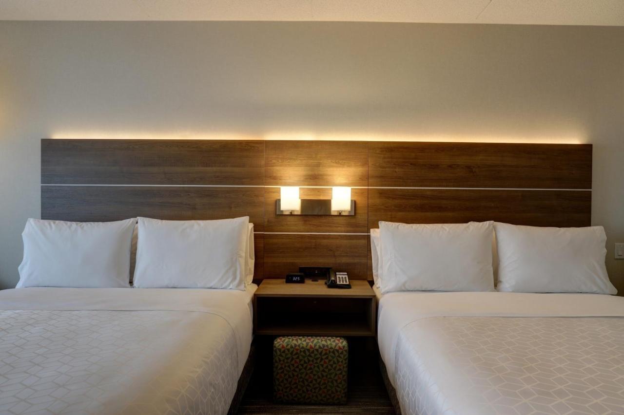 Standard Queen Room with Two Queen Beds and Mobility Accessible Tub