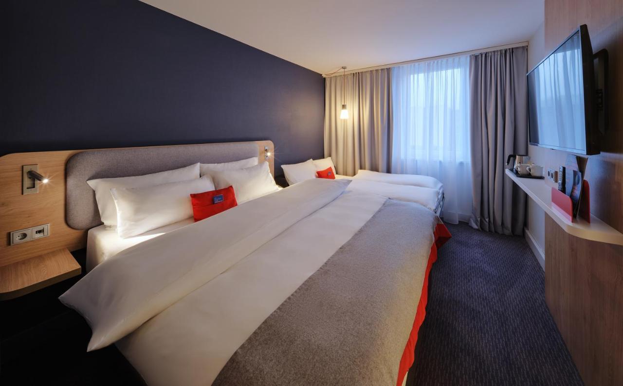 Standard Queen Room with Single Sofa Bed