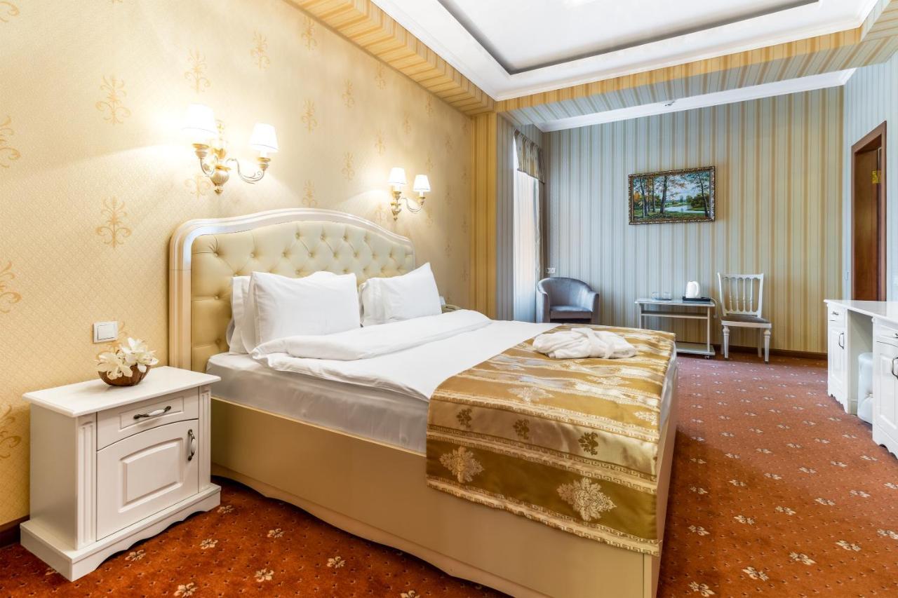 Deluxe Queen Suite