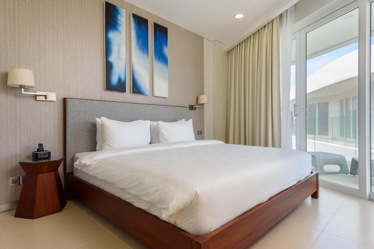 Premier Suite One Bedroom Pool View with Bathtub
