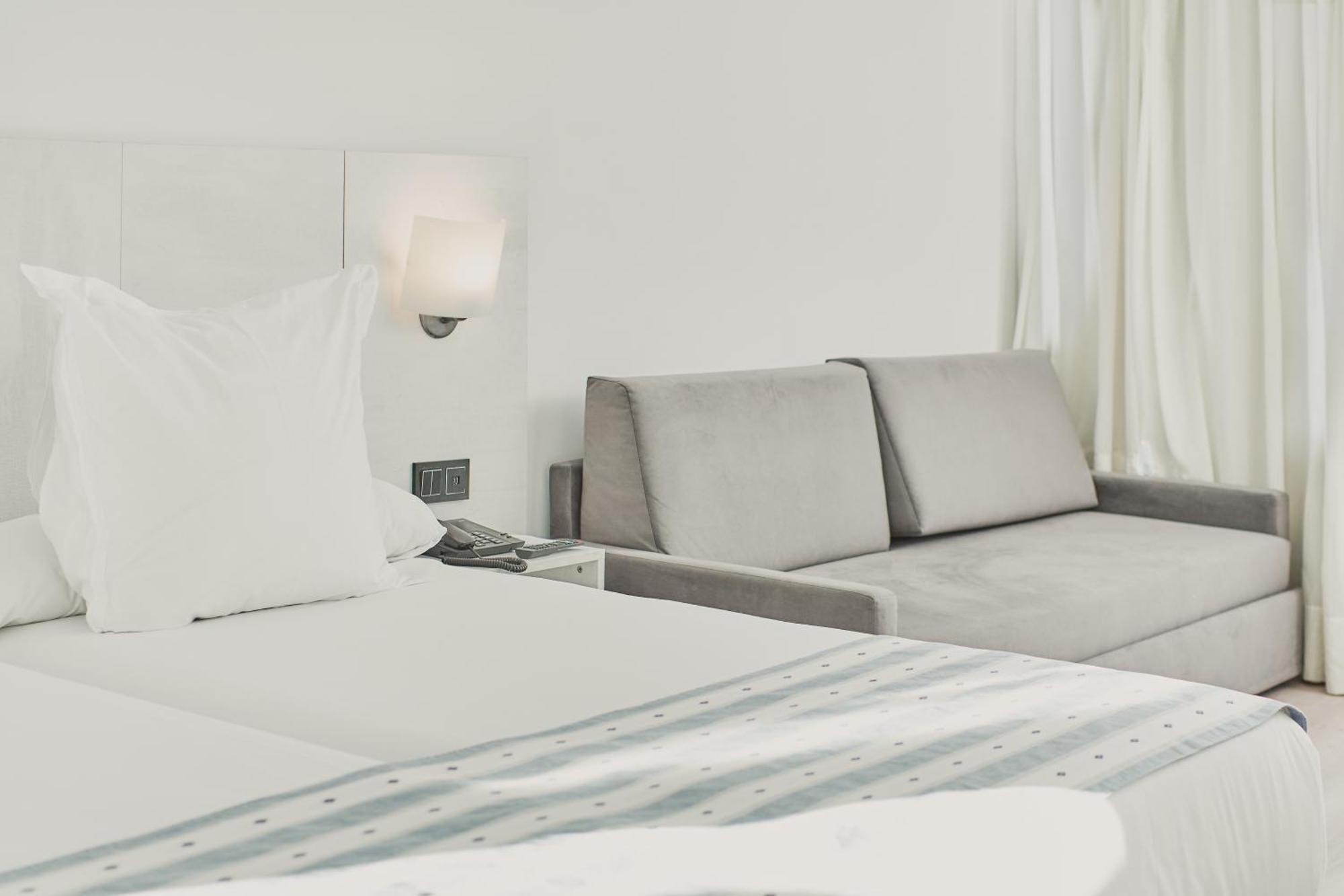 Family Room (2 Adults + 1 Child)