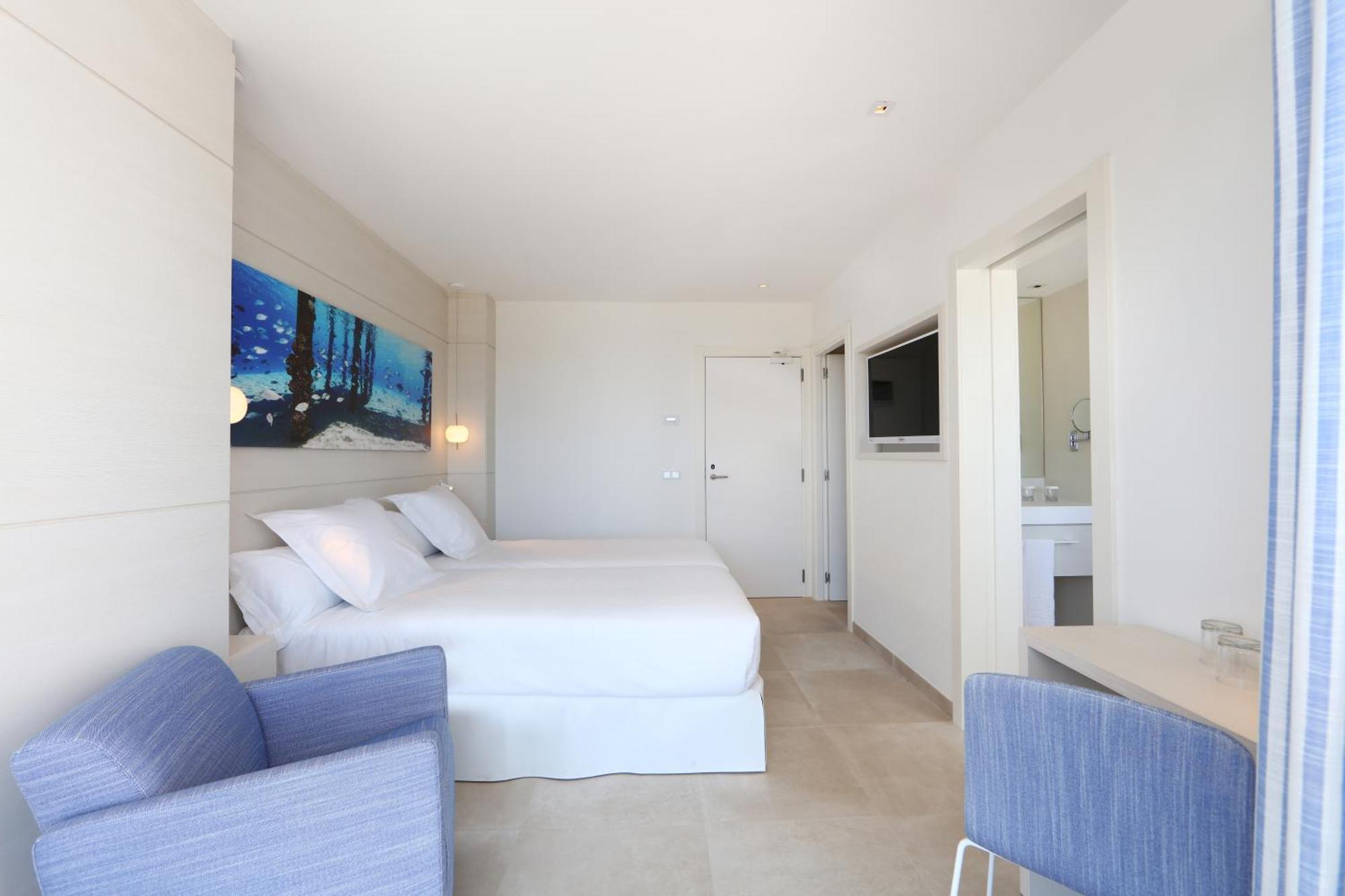 Double or Twin Room with Sea View