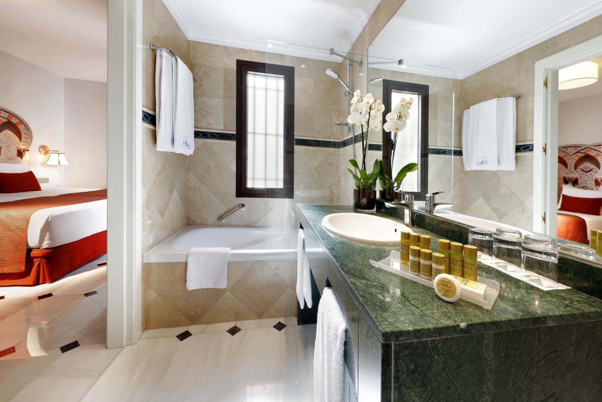 Double Deluxe Double or Twin Room