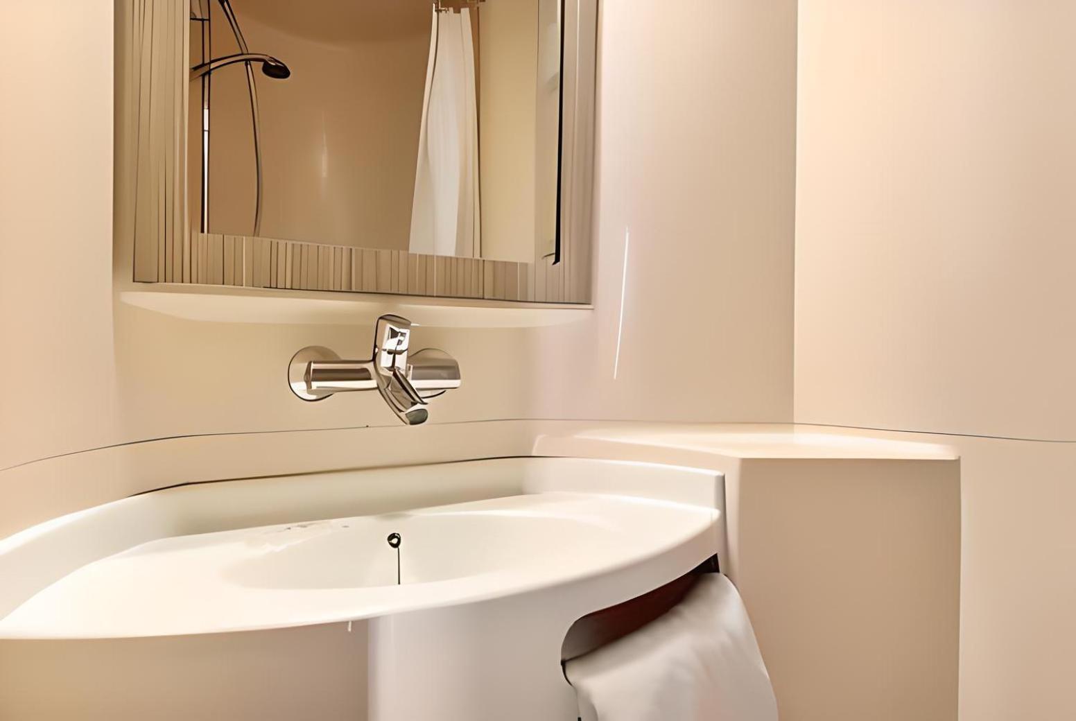 Triple Room (1 Double Bed + 1 Single Bed)