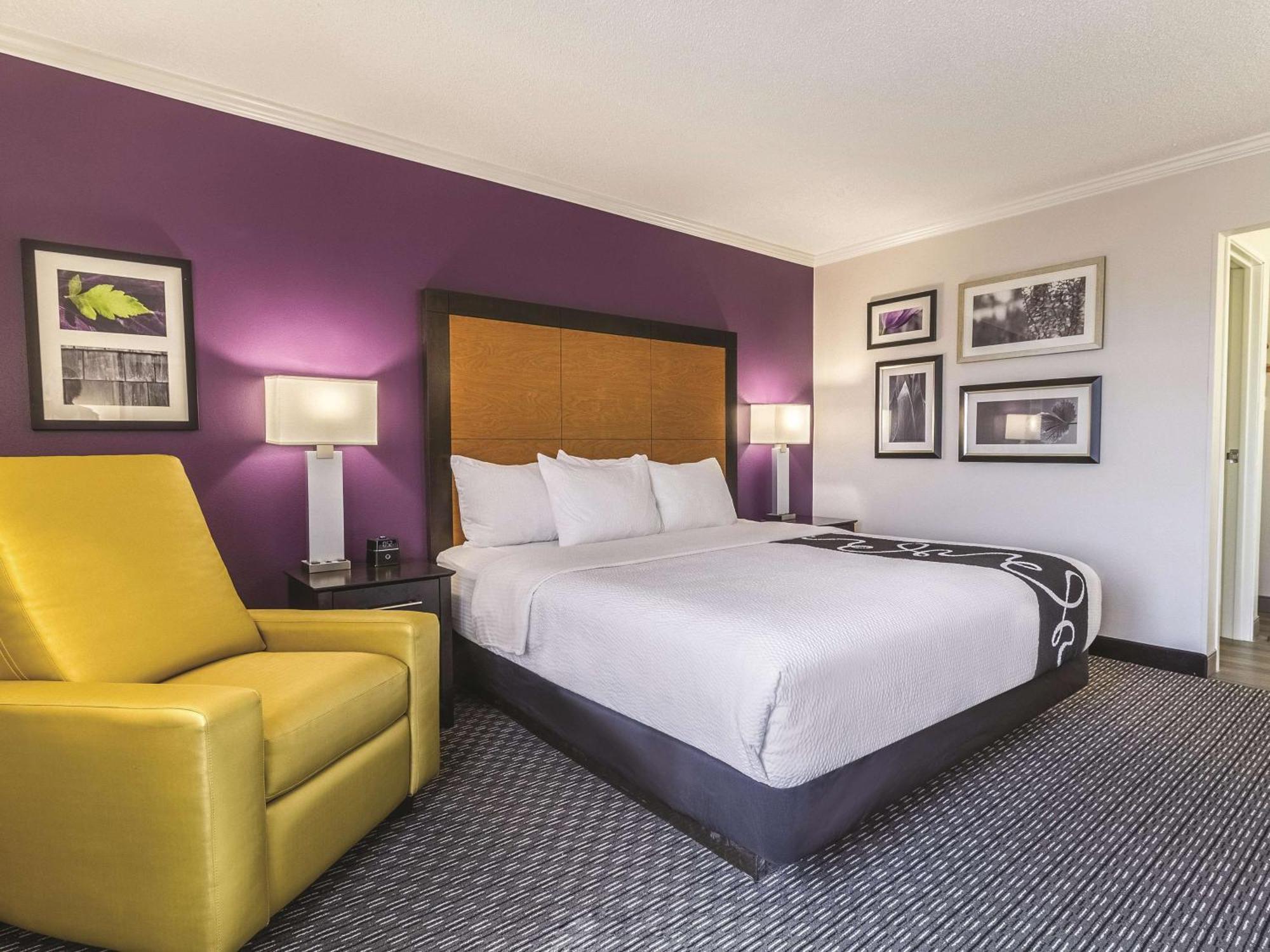 Deluxe King Suite - Mobility Access/Non-Smoking