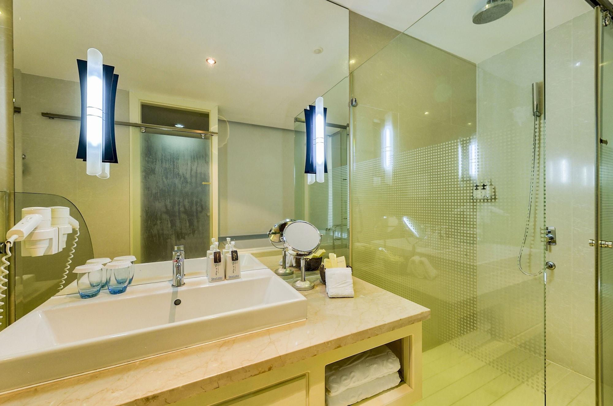 Twin Room with Pool View