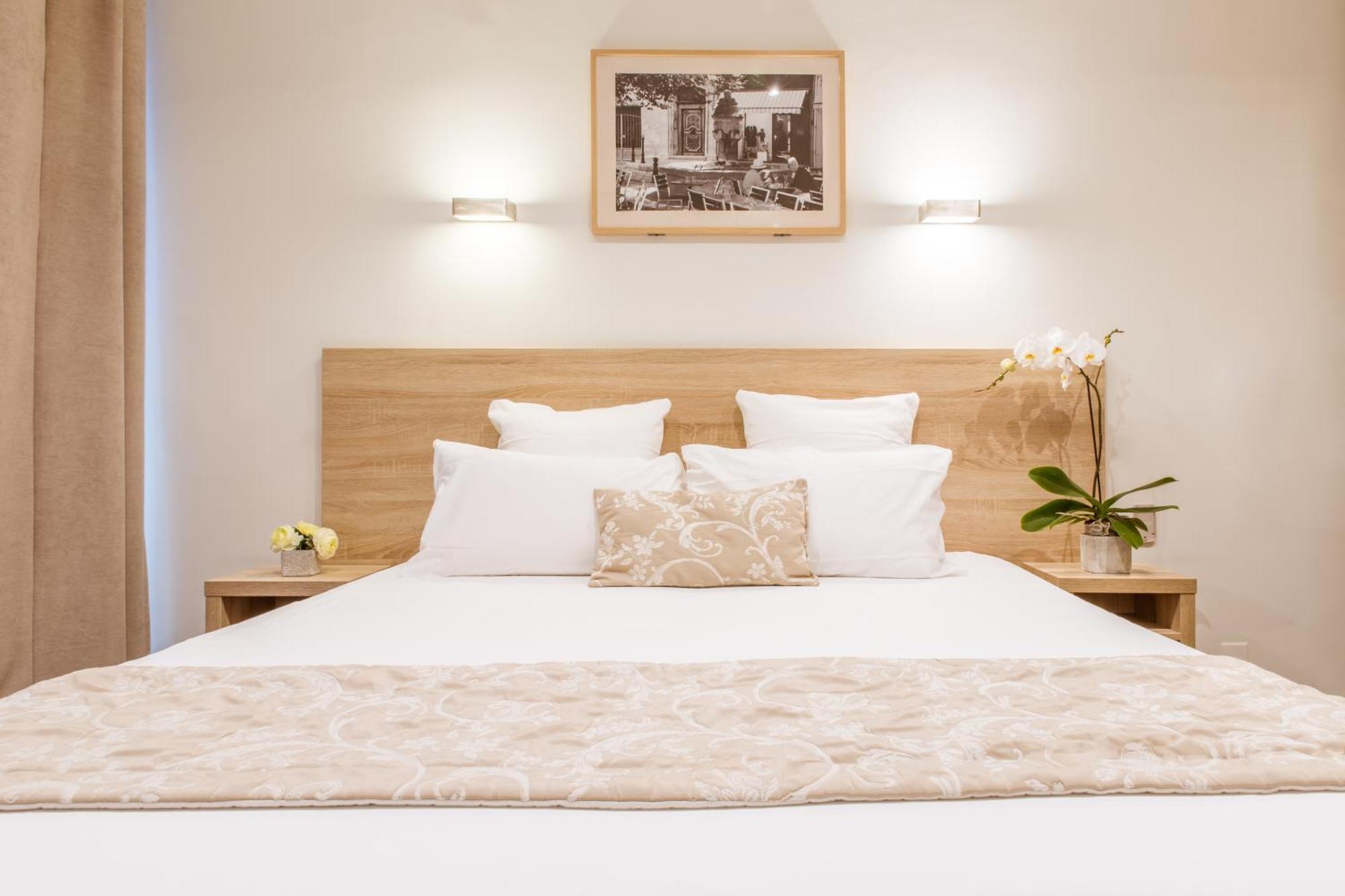Standard Double Room (street side)