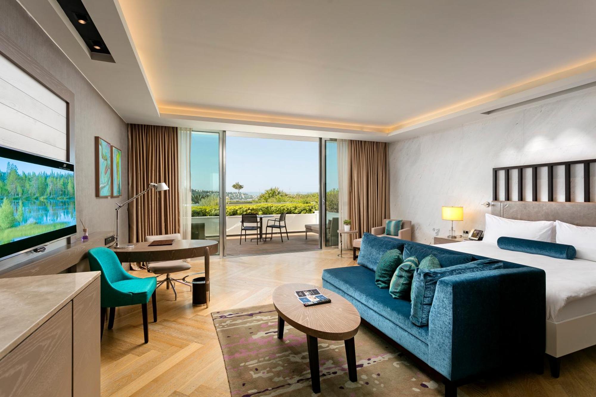 Deluxe Double Room with Side Sea View