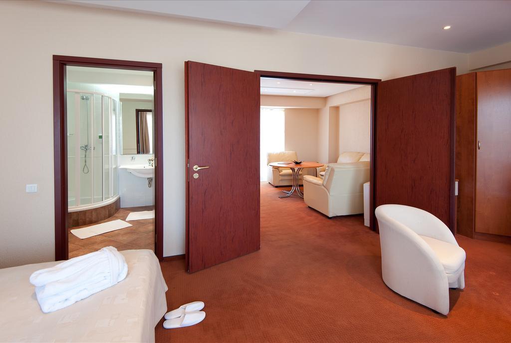 Junior Suite (2 Adults + 2 Children)