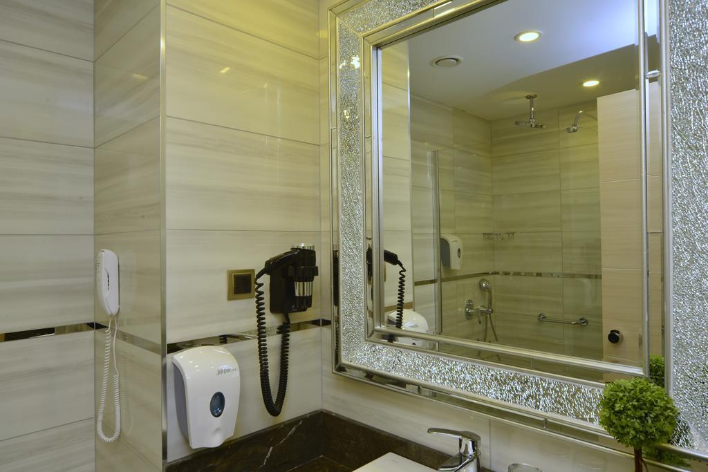 Deluxe Double Room with Side Sea View