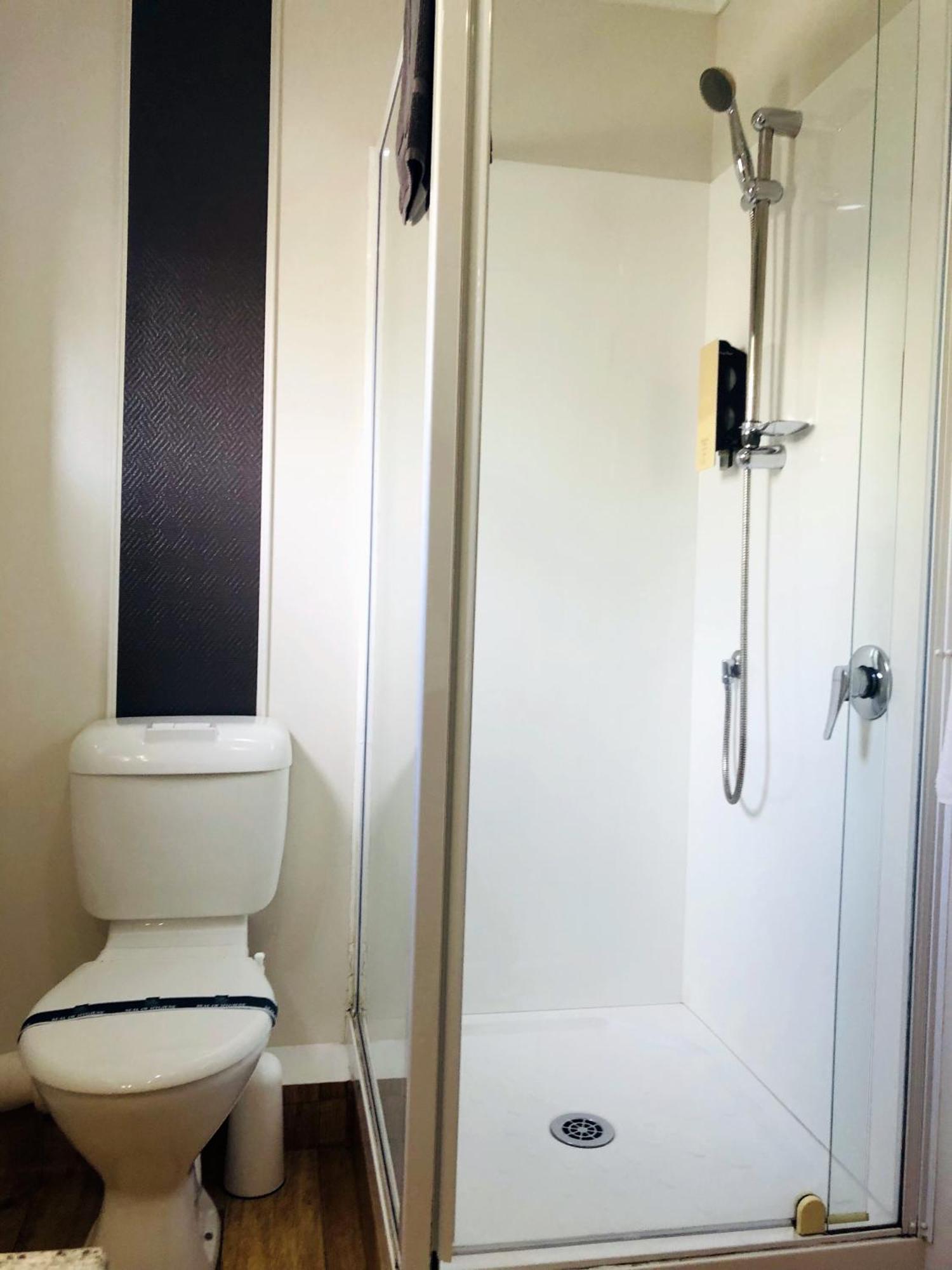 Twin Beds Studio with Walk-in Shower