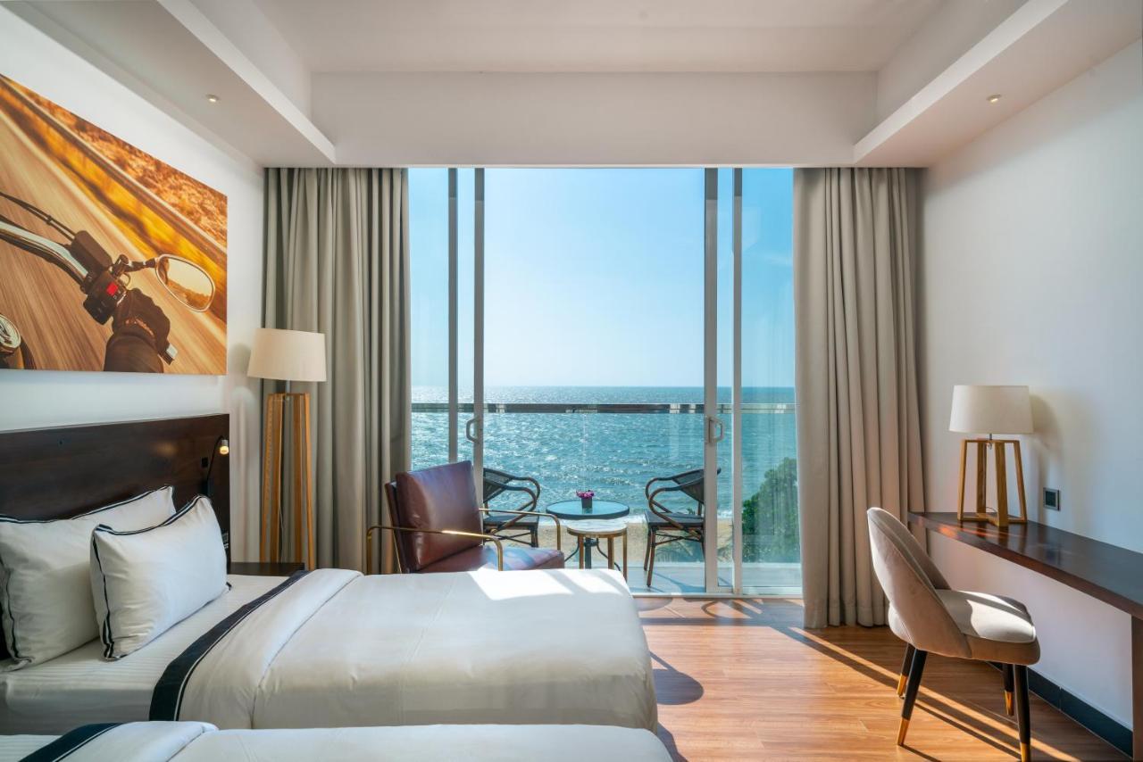 Super Deluxe Twin Room With Sea View and Balcony