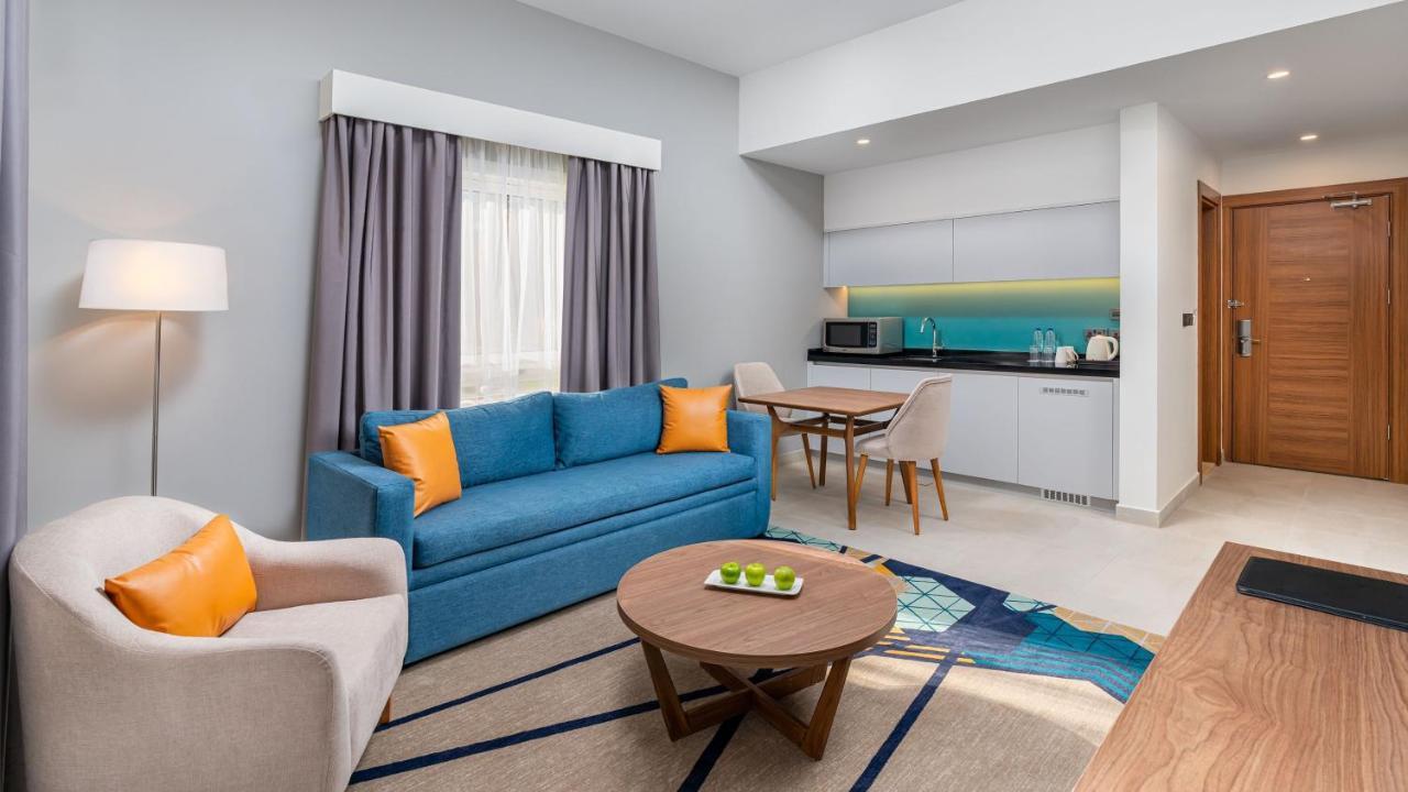 One-Bedroom King Suite with Garden View
