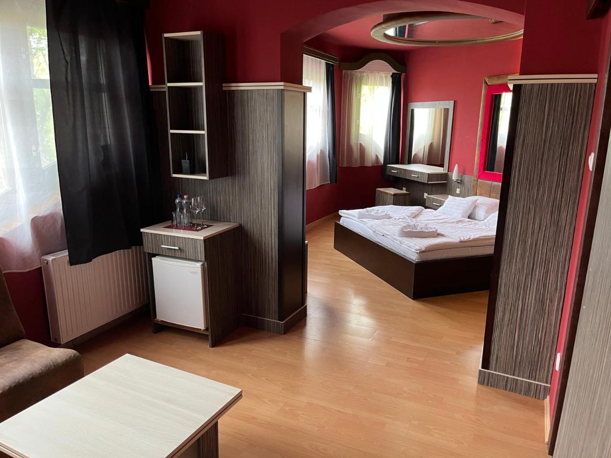 Standard Queen Room