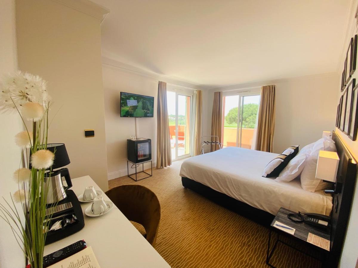 Comfort Double Room with Terrace Golf View heated swimming pool access - free parking
