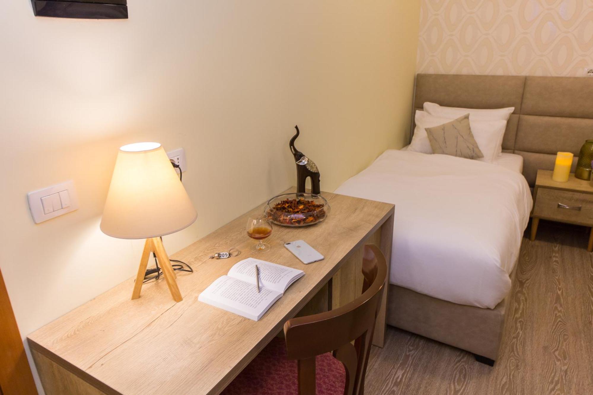 Economy Double Room with Window