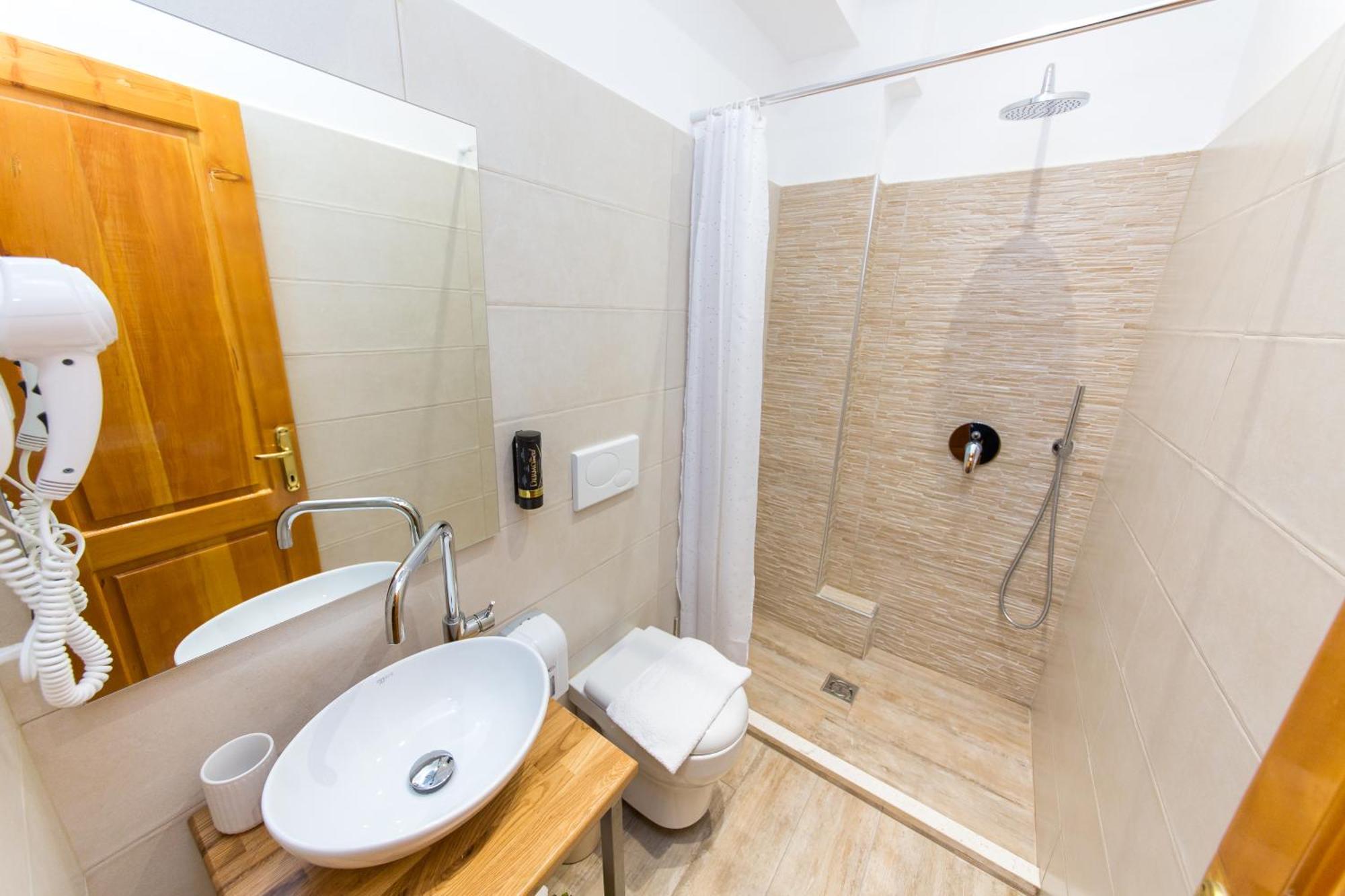 Triple Room with Window