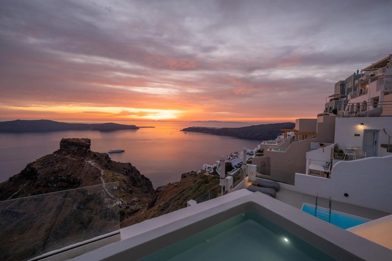 Honeymoon Suite with Outdoor Hot Tub & Caldera View