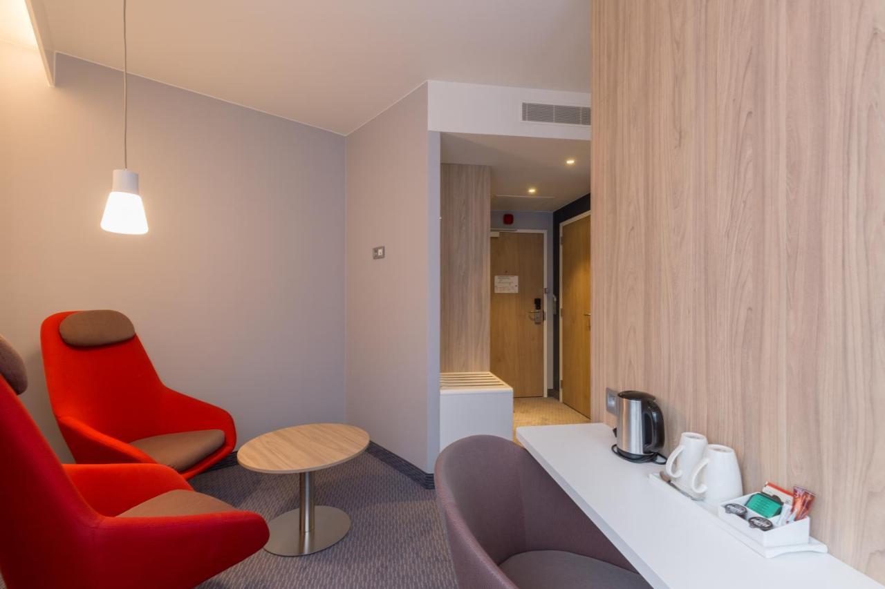 Standard Queen Room with Extra Floor Space - Free Breakfast