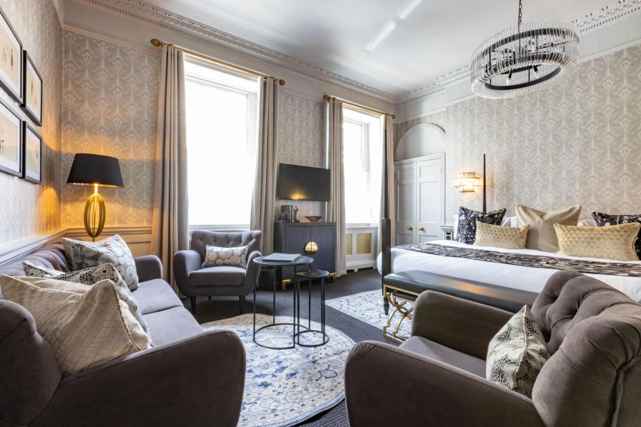 Four Post Bed Suite