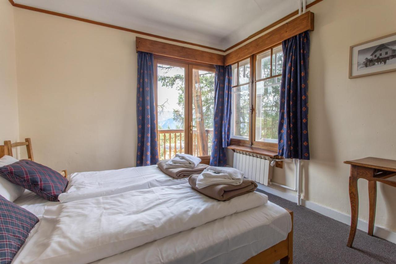 Budget "hostel" room with Shared Facilities - Twin w. balcony
