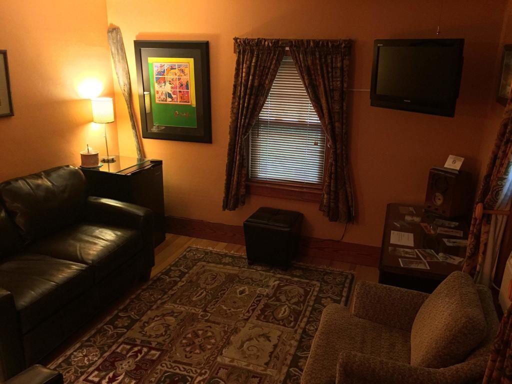 One-Bedroom King Suite - Non-Smoking
