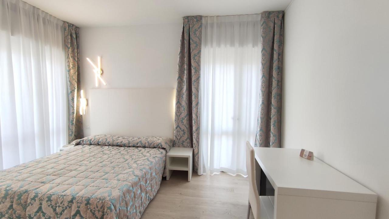 Double or Twin Room with Lateral Sea View