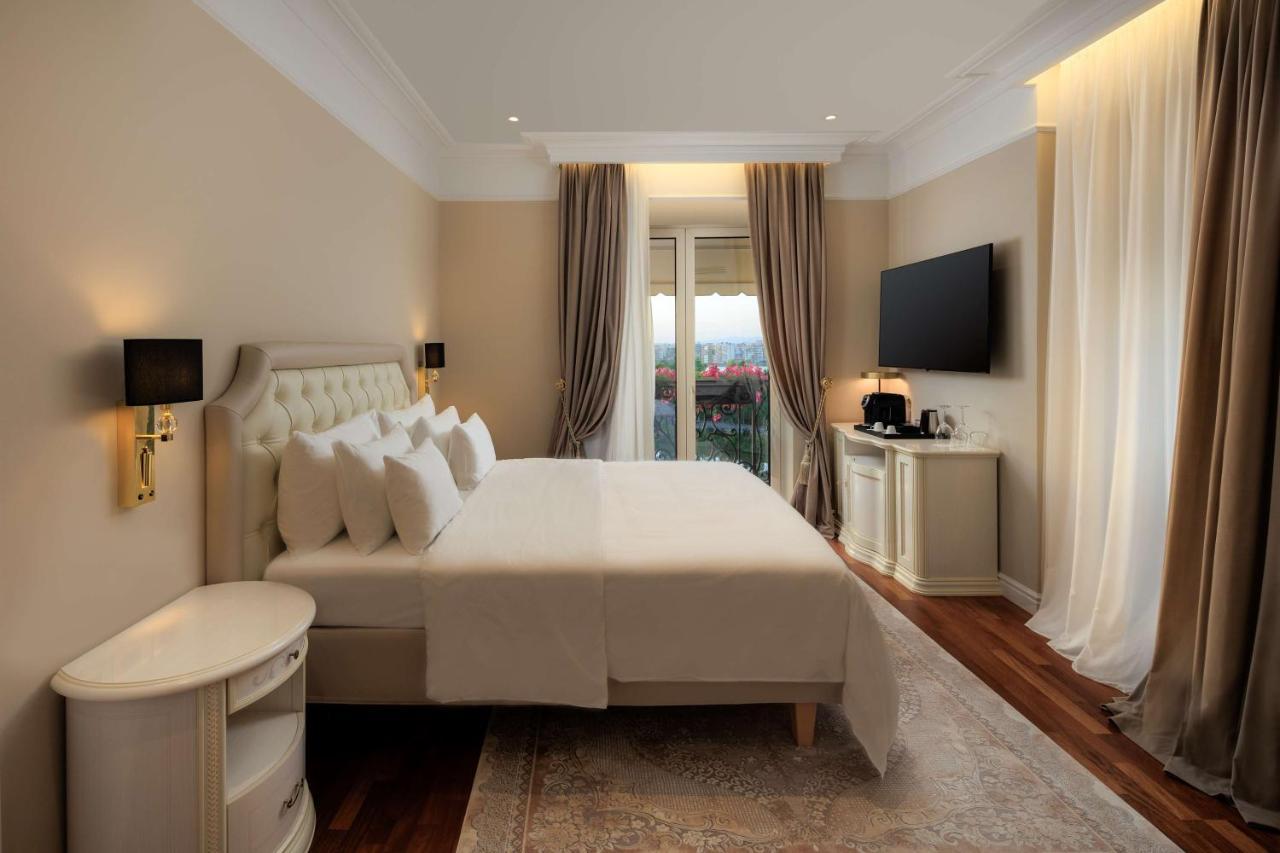 Suite with Lake View