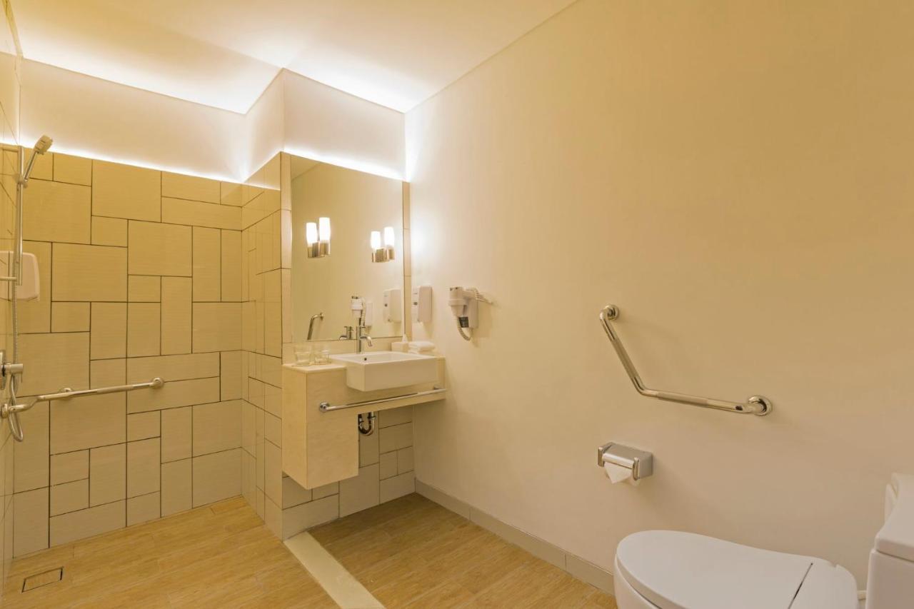 Standard Queen Room - Accessible with Free Breakfast