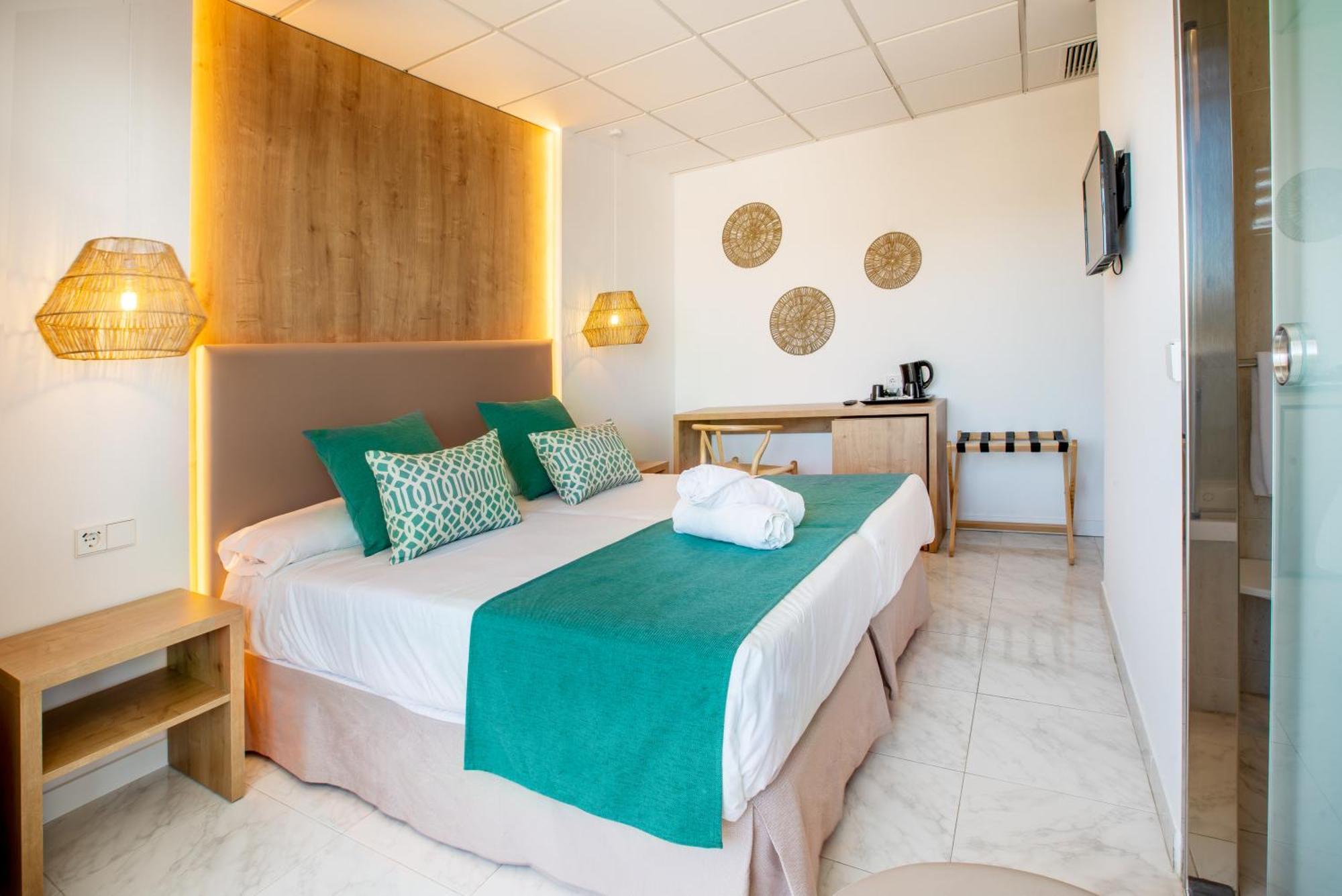 Deluxe Double Room with Side Sea View